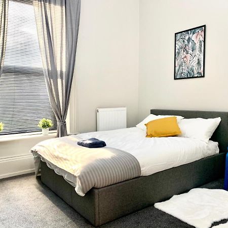 Free, Large Car Park Apartment Wakefield Eksteriør bilde