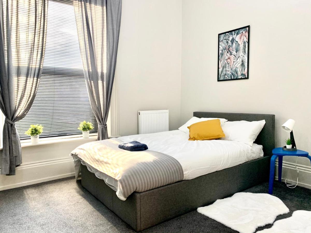 Free, Large Car Park Apartment Wakefield Eksteriør bilde